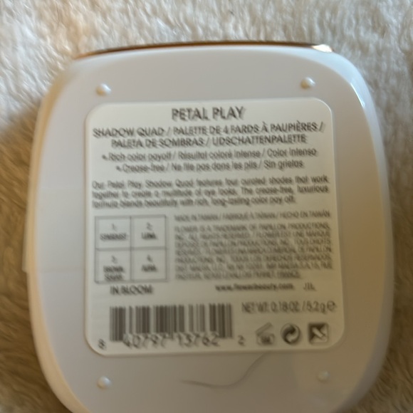 Flower petal play eyeshadow - Picture 3 of 4